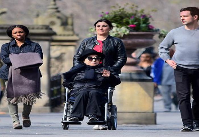 Di Usia 83 Yoko Ono Tetap Gaya